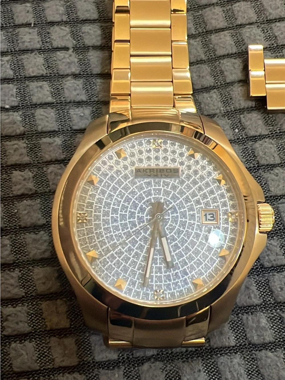 Akribos XXIV stylish gold